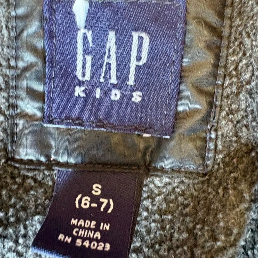 Gap Kids Small (6-7) Black puffer Jacket with detachable hood insulated